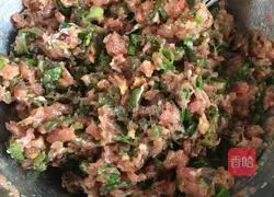 Illustration of how to make spinach noodles, pork and green onion dumplings 4