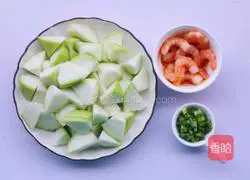 Illustration of how to make loofah, shrimp and mushroom soup 2