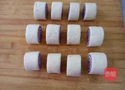 Illustration of how to make purple potato double-color rolls 10