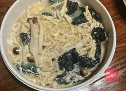 Illustration of how to make shredded chicken and mushroom soup 15