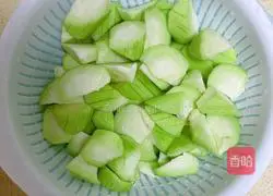 Illustration of how to make loofah and tofu soup 2