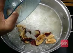 Illustration of how to make rock sugar, white fungus and red date soup 5