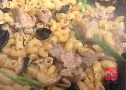 Illustration of how to make lean meat fried macaroni 7