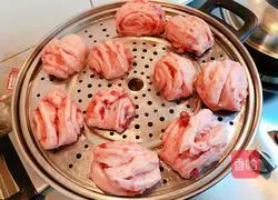 Illustration of how to make purple sweet potato rolls stuffed with roses 14