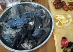 Illustration of how to make black-bone chicken soup 2