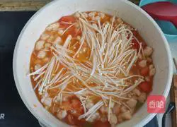 Illustration of how to make tomato and enoki mushroom shrimp soup 11