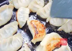 Illustration of how to make fried chicken dumplings with sesame oil 15