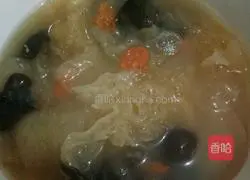 Illustration of how to make rock sugar, snow pear, tremella, red dates, wolfberry and fungus soup 6