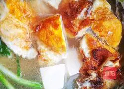 Illustration of how to make fish head and tofu soup 13