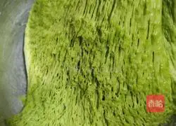 Illustration of how to make two-color mushroom and fresh meat buns 5