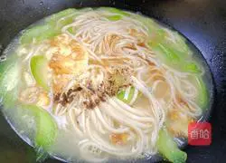 Illustration of how to make loofah and egg noodle soup 8