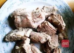 Illustration of how to make pork ribs, carrot and lotus root soup 2