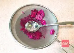 Illustration of how to make vegetable juice and strawberry steamed buns 1