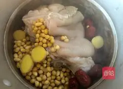 Pig trotters and soybean soup recipe 3