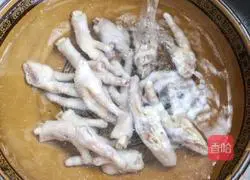 Illustration of how to make cold chicken feet 4