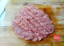 Illustration of how to make Chinese cabbage and meat wontons 11