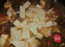 Illustration of how to make tomato, winter bamboo shoots, mushrooms and tofu soup 13