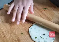 Illustration of how to make scallion pancake (dumpling skin version) 10
