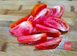 Illustration of how to make tomato, cucumber and meat slices soup 4