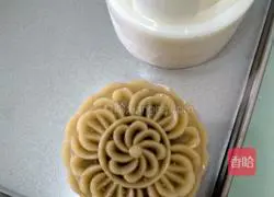 Illustration of how to make egg yolk and bean paste mooncakes 13