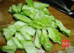 Illustration of how to make dragon bone, bitter melon and soybean soup 6