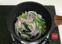 Illustration of how to make bacon and green pepper pasta 7