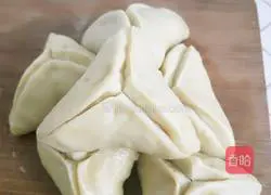 Illustration of how to make peanut sesame candy triangle 12