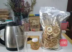 Illustration of how to drink lemon citrus honey water in spring and summer 1