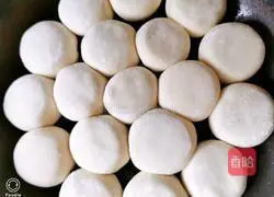 Illustration of how to make pork stuffed pan-fried buns 9