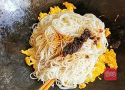 Illustration of how to make Laoganma noodles 6
