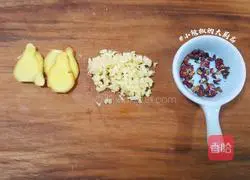 Illustration of how to make red-oiled chicken with saliva 2