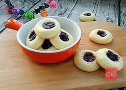 Illustration of how to make blueberry jam biscuits 11