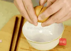 Illustration of how to make tuna and seaweed rice rolls 2