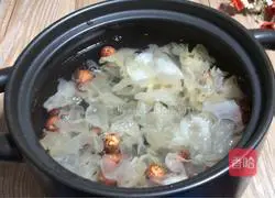 Illustration of how to make pumpkin, white fungus and lotus seed soup 2