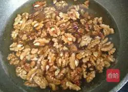 Illustration of how to make caramel walnuts 2