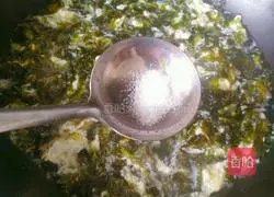 Illustration of how to make seaweed and egg soup 7