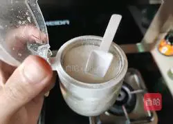 Illustration of how to make tomato and egg drop soup 8