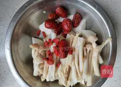 Illustration of how to make mushroom and chicken soup 5