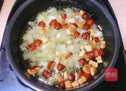 Illustration of how to make peach gum, soap locust, lily, tremella and red dates soup 6