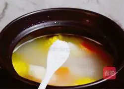 Illustration of how to make pork ribs, yam, corn and carrot soup 13