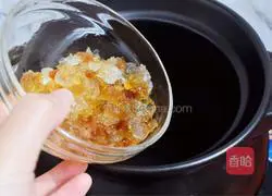 Illustration of how to make peach gum, saponin and rice stewed in milk 4