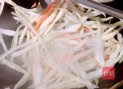 Illustration of how to make hand-shredded king oyster mushrooms 5