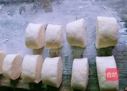 Illustration of how to make steamed buns and flower rolls 9