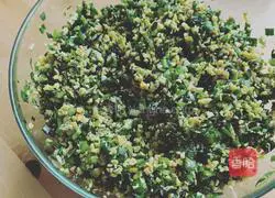 Illustration of how to make leek wontons 6