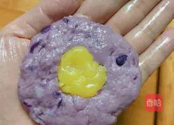 Illustration of how to make fried yellow peach cheese and purple sweet potato buns 8