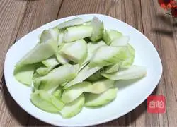 Illustration of how to make loofah and pig liver soup 3