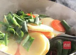 Potato slices in a dry pot Practice illustration 9