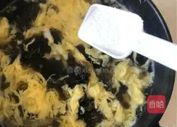 Illustration of how to make lazy seaweed and egg drop soup 5