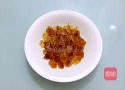 Illustration of how to make peach gum stewed with milk 4