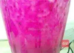 Illustration of how to make two-color yogurt shake 5